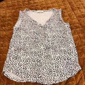 💥3/$20 Evereve Black & White Printed V-Neck Tank